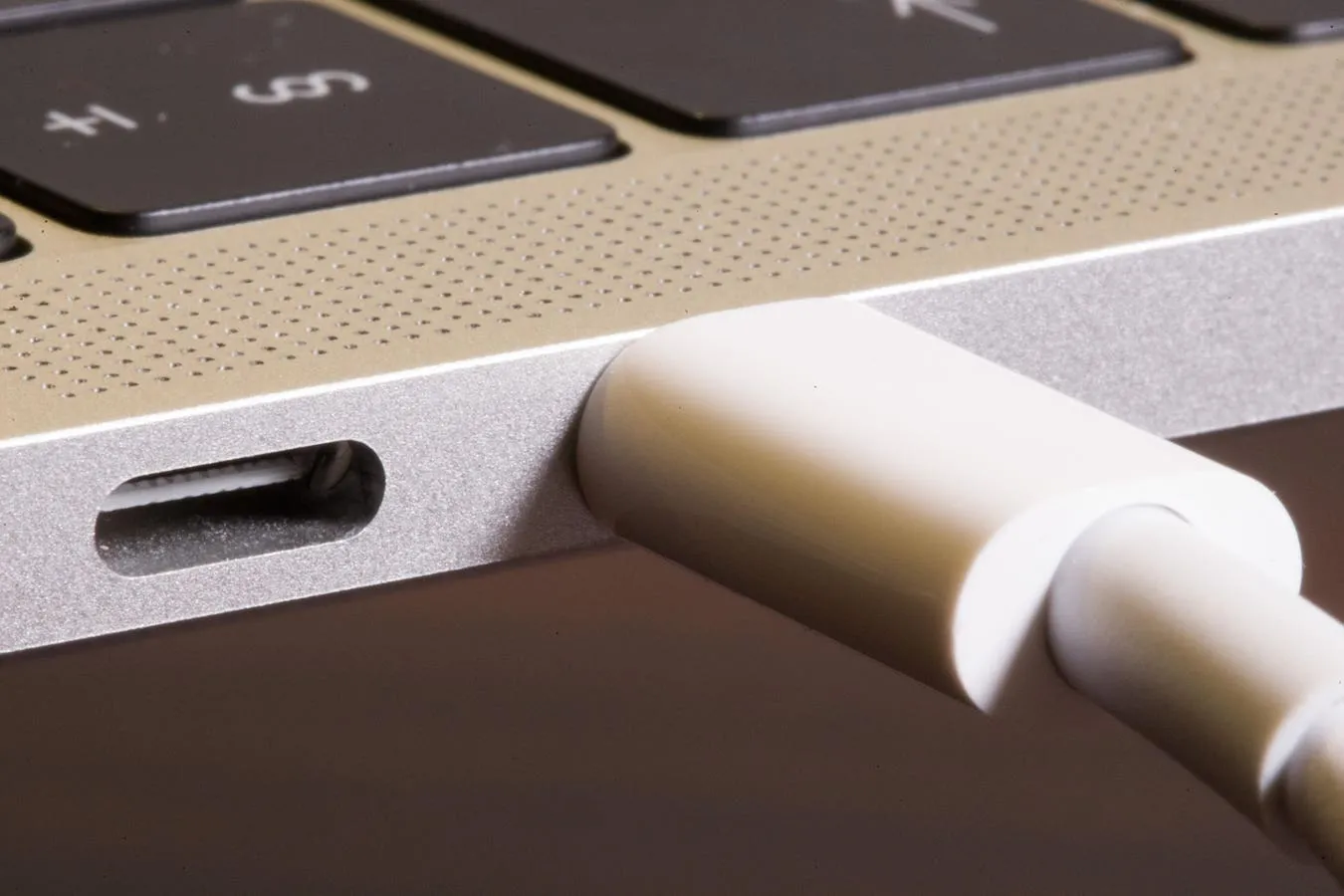 Intel MacBook (2016–2020) şarj soketi tamiri
