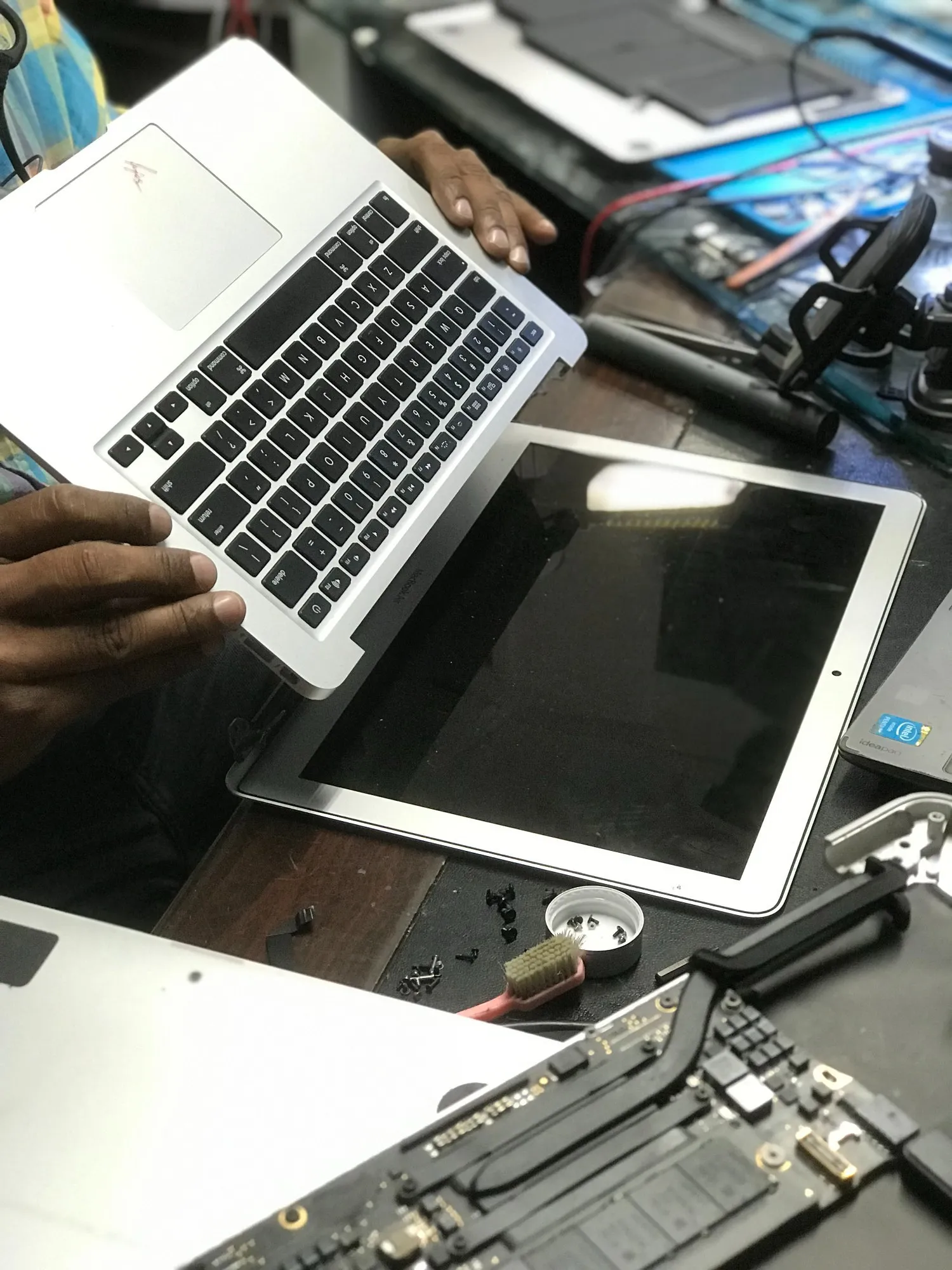 MacBook tamiri: Apple ekran ve logic board servisi