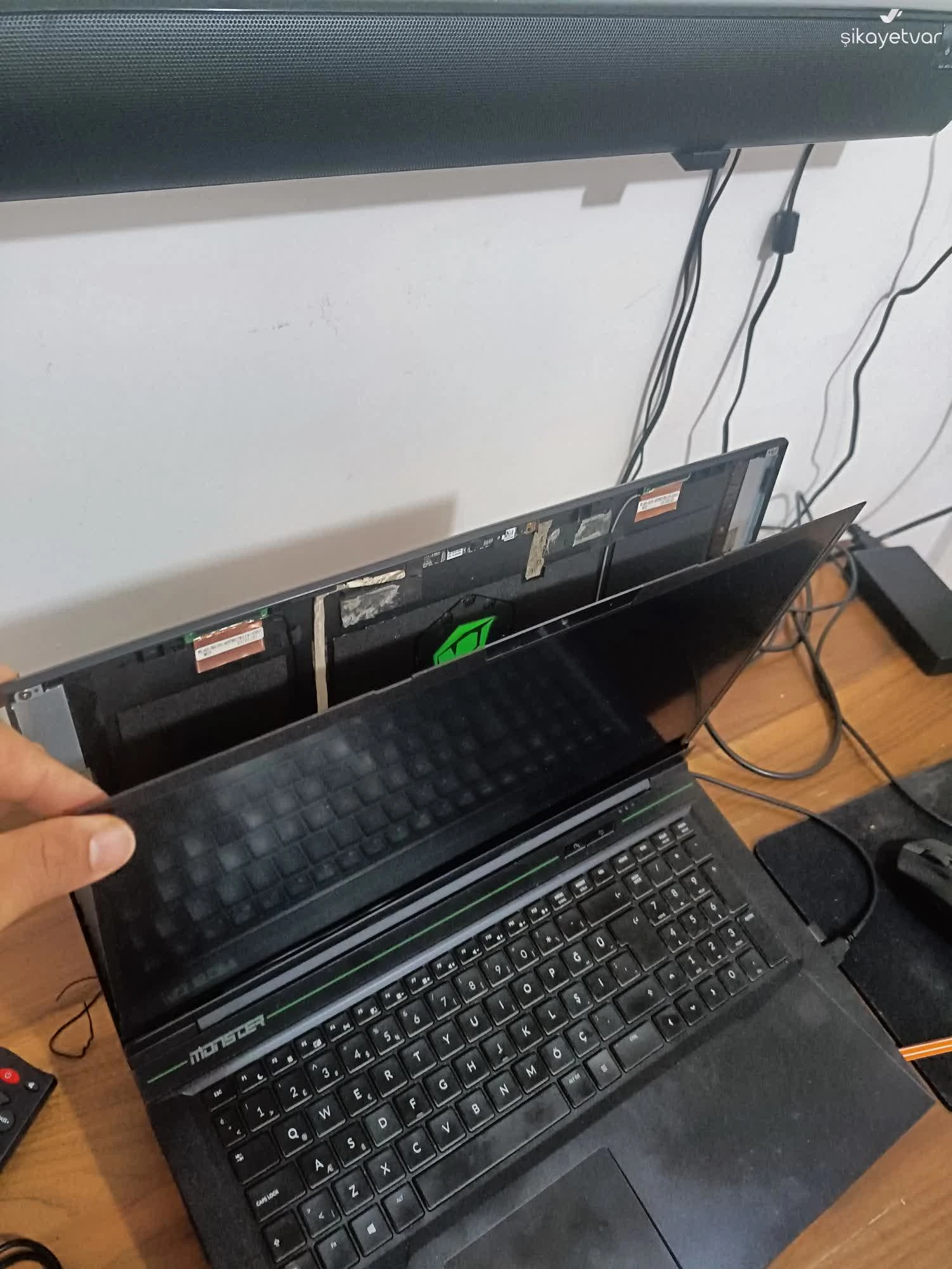 Laptop ekran değişimi öncesi Monster gaming laptop ekran değişimi öncesi sonrası – tamir öncesi