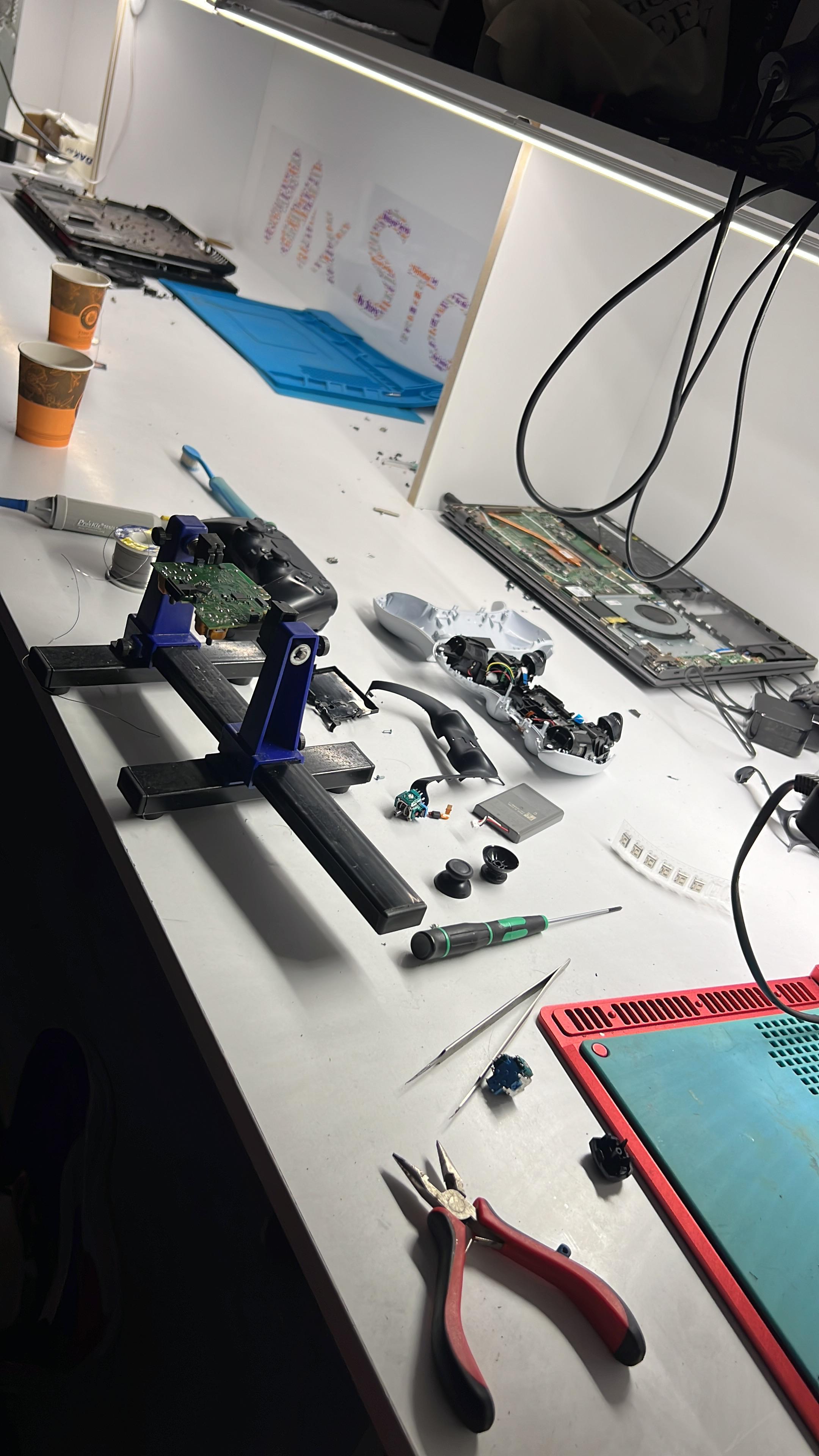 Perpa tezgâhında DualSense analog parçaları