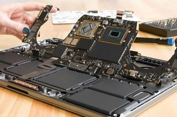 MacBook Air M3 (2024) anakart tamiri